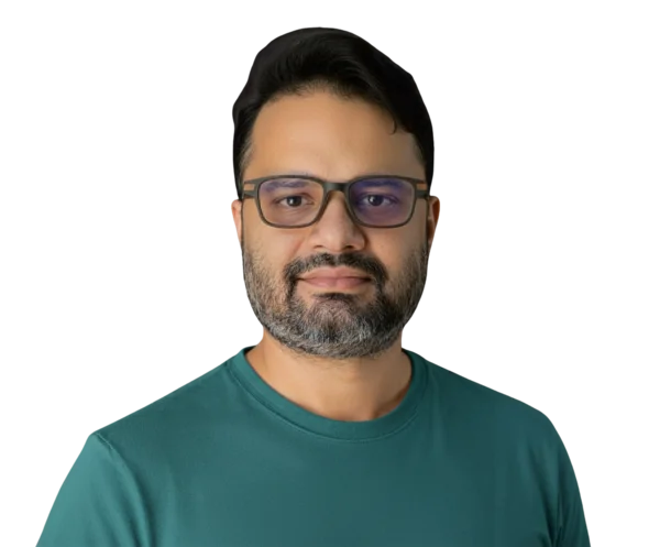 Abhi, fundador de dmvapt, usando una camisa verde azulada